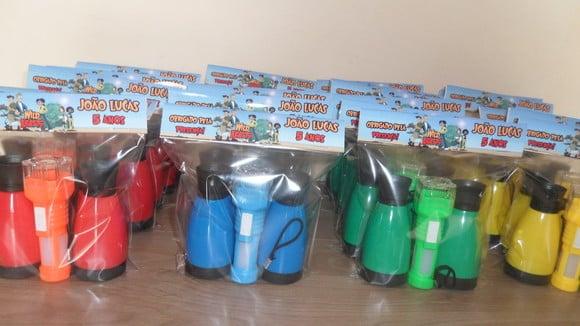 Kit Binoculo Zoom 4 Vezes e Lanterna Tema Kratts