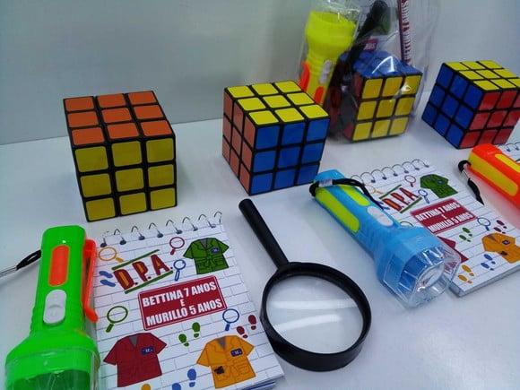 Kit Bloquinho + Lápis + Lupa + Lanterna + Cubo Mágico Dpa