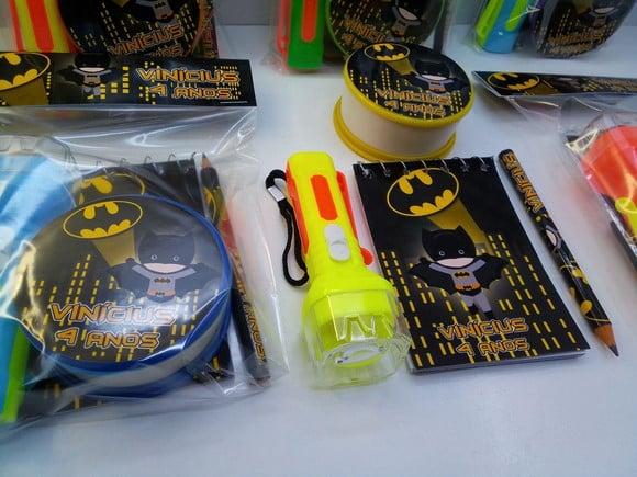 Kit Bloquinho + Mini Lápis + Copo Retratil + Lanterna Batman