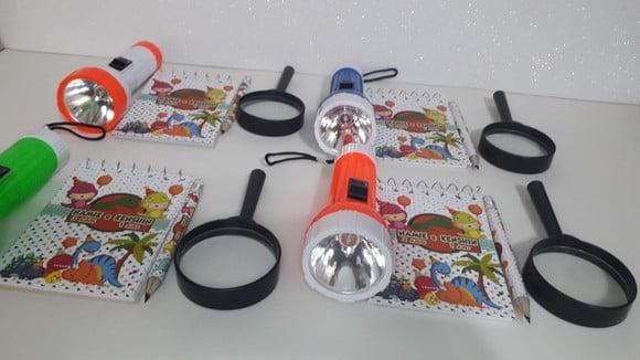 Kit Bloquinho + Mini Lápis + Lanterna + Lupa Dinossauro