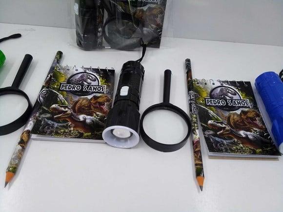 Kit Bloquinho + Mini Lápis + Lanterna + Lupa Dinossauro