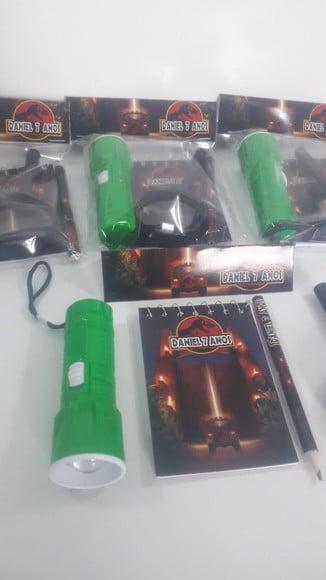 Kit Bloquinho + Mini Lápis + Lanterna + Lupa Jurassic Park