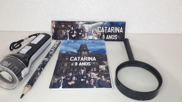 Kit Bloquinho + Mini Lápis + Lanterna + Lupa Tema Wandinha