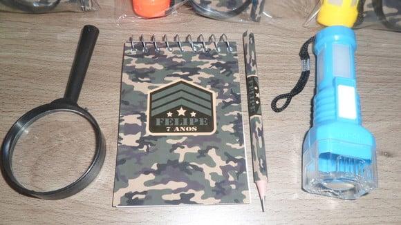 Kit Bloquinho + Mini Lápis + Lanterna + Lupa Tema Militar