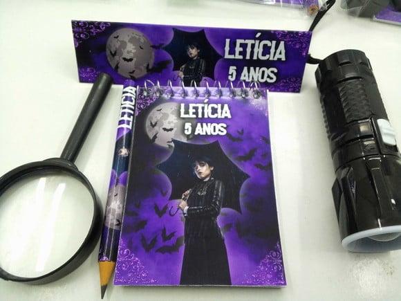 Kit Bloquinho + Mini Lápis + Lanterna + Lupa Tema Wandinha