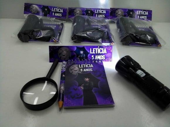 Kit Bloquinho + Mini Lápis + Lanterna + Lupa Tema Wandinha