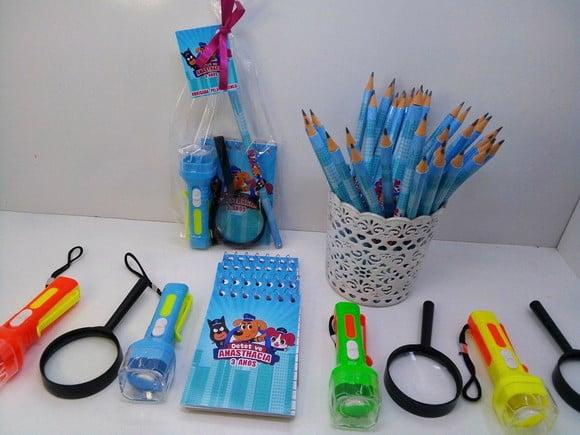 Kit Bloquinho+ Lápis+lanterna+lupa+ Tag + Fita Cetim