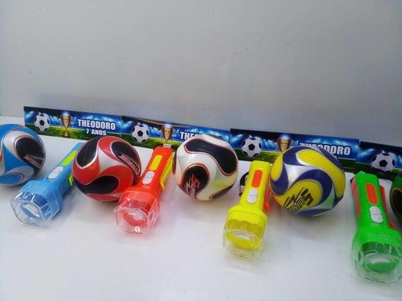 Kit Bola Macia 6x6cm + Lanterna Tema Futebol