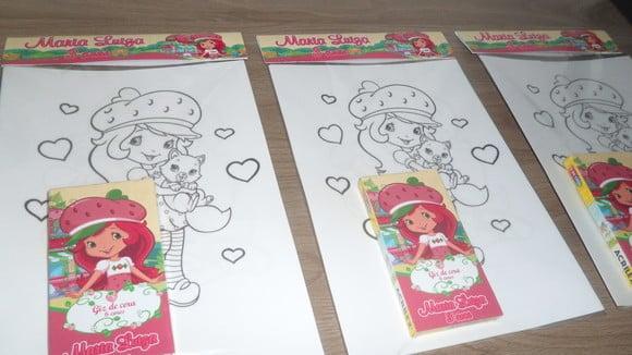 Kit c/ 6 Desenhos para Colorir e Giz de Cera Moranguinho