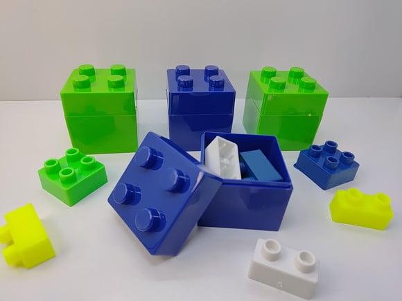 Kit Caixa Plastica 5cm + Bloquinhos de Montar Tema Lego