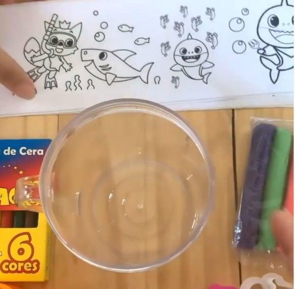 Kit Caneca com Desenho + Giz + 6 Massinhas + 3 Cortadores