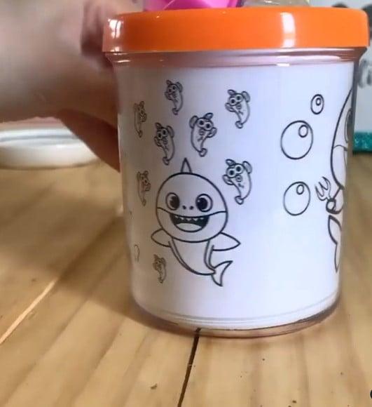 Kit Caneca com Desenho + Giz + 6 Massinhas + 3 Cortadores