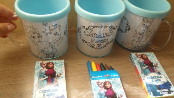 Kit Caneca com Desenho + Giz de Cera com 6 Cores Tema Fozen