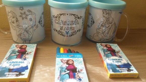 Kit Caneca com Desenho + Giz de Cera com 6 Cores Tema Fozen