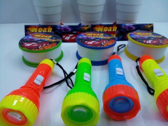Kit Copo Retratil + Mini Lanterna Hot Wheels