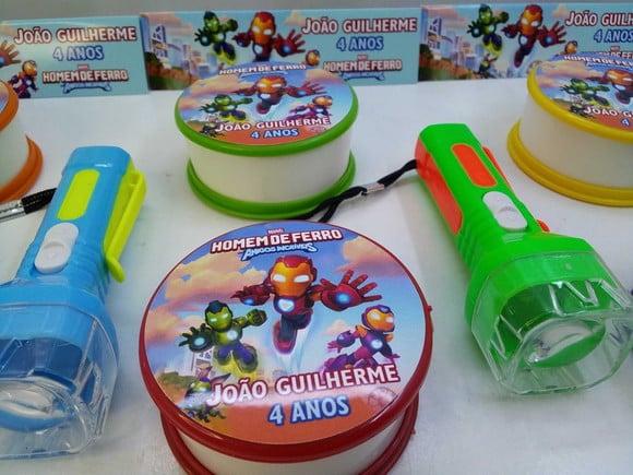 Kit Copo Retratil + Mini Lanterna Homem de Ferro Seus Amigos