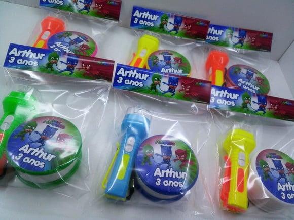 Kit Copo Retratil + Mini Lanterna no Tema Pj