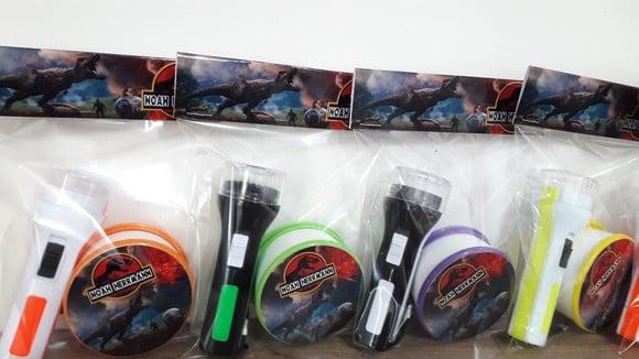 Kit Copo Retratil + Mini Lanterna Personalizado Dinossauro