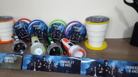 Kit Copo Retratil + Mini Lanterna Personalizado Wandinha