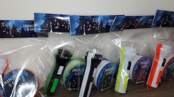 Kit Copo Retratil + Mini Lanterna Personalizado Wandinha