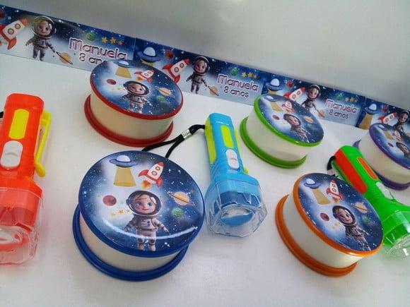 Kit Copo Retratil + Mini Lanterna Tema Astronauta