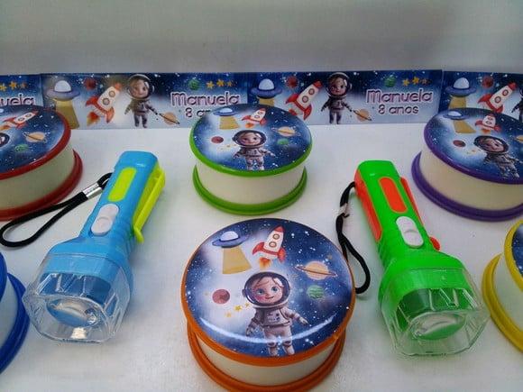Kit Copo Retratil + Mini Lanterna Tema Astronauta