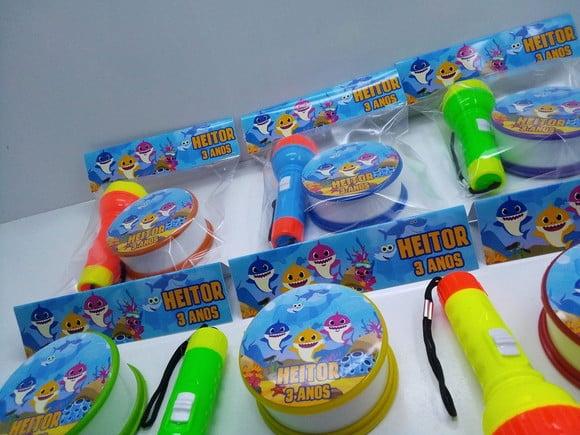 Kit Copo Retratil + Mini Lanterna Tema Baby Shark