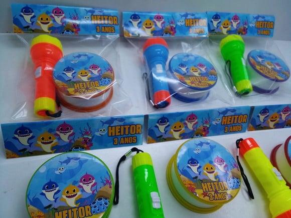 Kit Copo Retratil + Mini Lanterna Tema Baby Shark