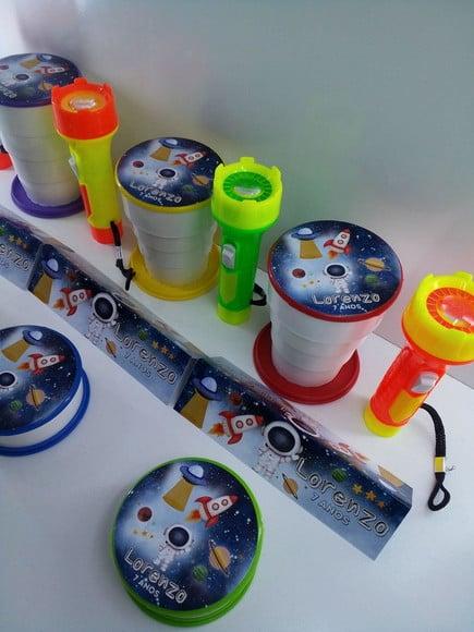 Kit Copo Retratil + Mini Lanterna Tema Astronauta