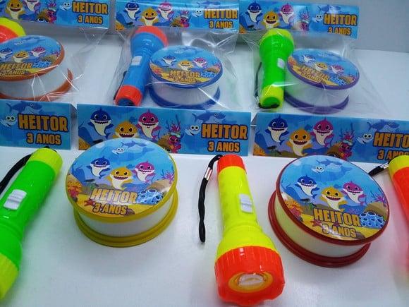 Kit Copo Retratil + Mini Lanterna Tema Baby Shark