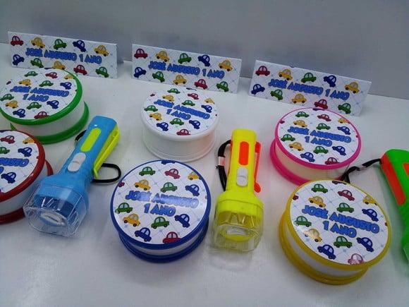 Kit Copo Retratil + Mini Lanterna Tema Carrinhos