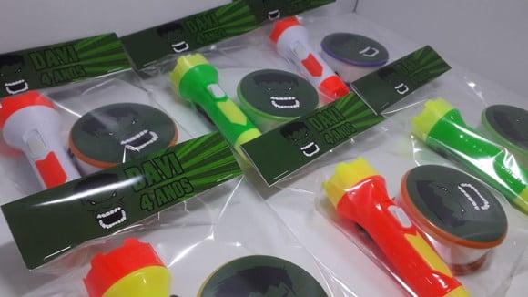 Kit Copo Retratil + Mini Lanterna Tema Hulk