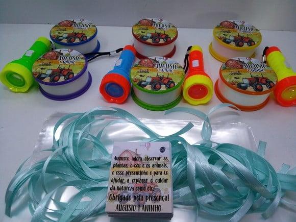 Kit Copo Retratil Adesivado+ Lanterna + Fita Cetim + Tag