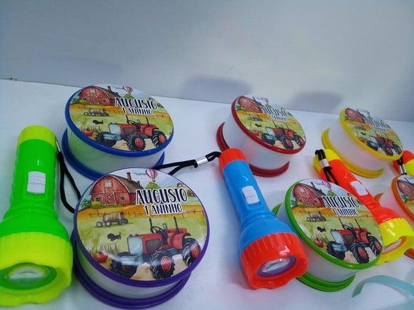 Kit Copo Retratil Adesivado+ Lanterna + Fita Cetim + Tag