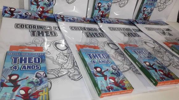 Kit de Desenhos para Colorir com Giz de Cera Aranha Verso