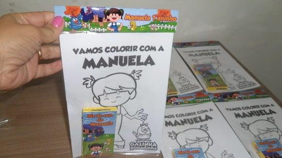 Kit de Desenhos para Colorir com Giz Galinha Pintadinha