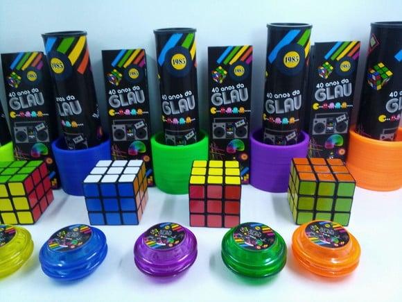 Kit Dominó + Pega Varetas + Mola + Cubo + Ioiô Tema Anos 80