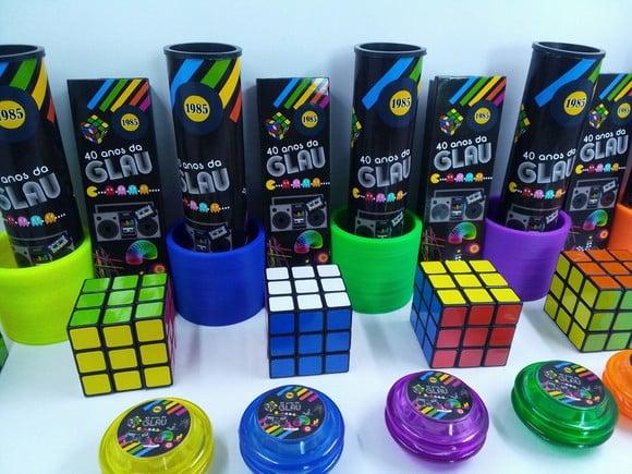 Kit Dominó + Pega Varetas + Mola + Cubo + Ioiô Tema Anos 80