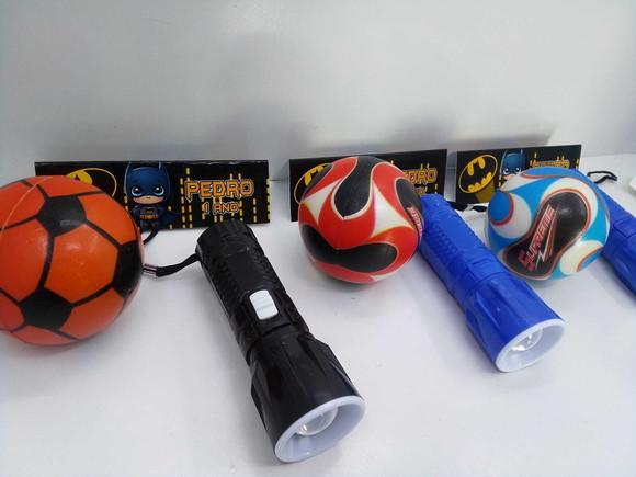 Kit Lanterna +mini Bola Macia Tamanho 6x6cm Tema Batman