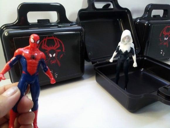 Kit Maletinha Plastica + Boneco Tema Aranha Verso