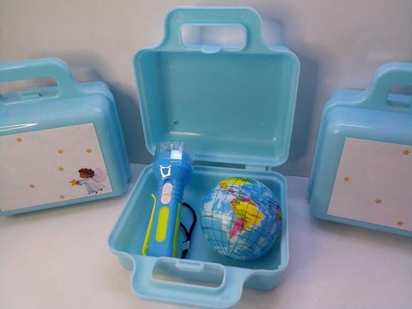 Kit Maletinha Plastica + Lanterna + Mini Bola Macia Batizado