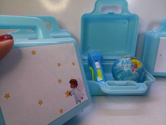 Kit Maletinha Plastica + Lanterna + Mini Bola Macia Batizado
