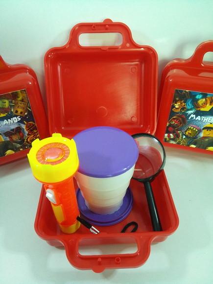 Kit Maletinha Plástica + Lupa + Lanterna + Copo Tema Roblox