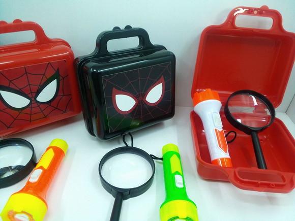 Kit Maletinha Plástica + Lupa + Lanterna Homem Aranha