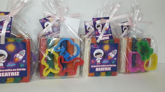 Kit Massinha de Modelar + 6 Cores Divertidas + 3 Cortadores