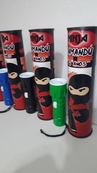 Kit Pega Vareta e Mini Lanterna + Saquinho Tag e Fita Ninja