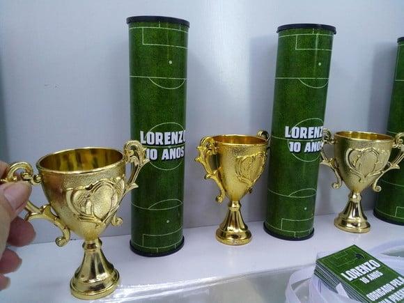 Kit Pega Vareta + Mini Taça Campeão Tema Futebol