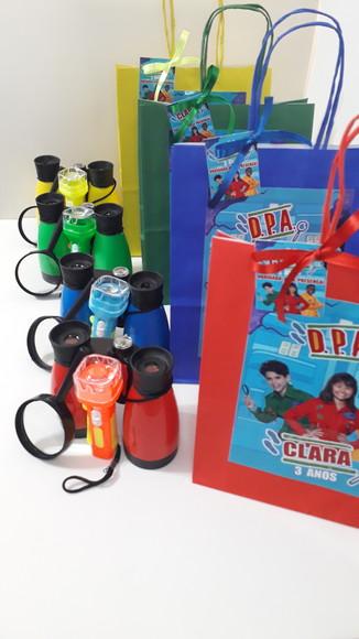 Kit Sacolinha + Binóculo + Lanterna + Lupa Tema Dpa