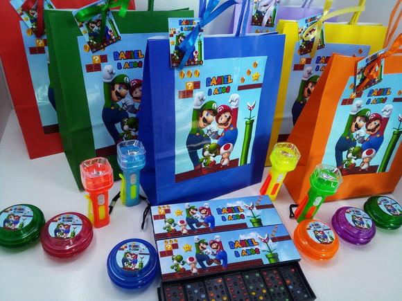 Kit Sacolinha + Domino + Ioiô + Lanterna Super Mario