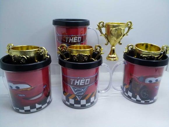 Kit Trofeu + Caneca Acrilica Tampa de Rosquear Tema Carros